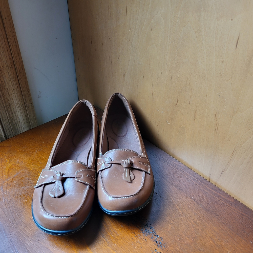 Clarks Wide Women's Tan Loafers 8.5W